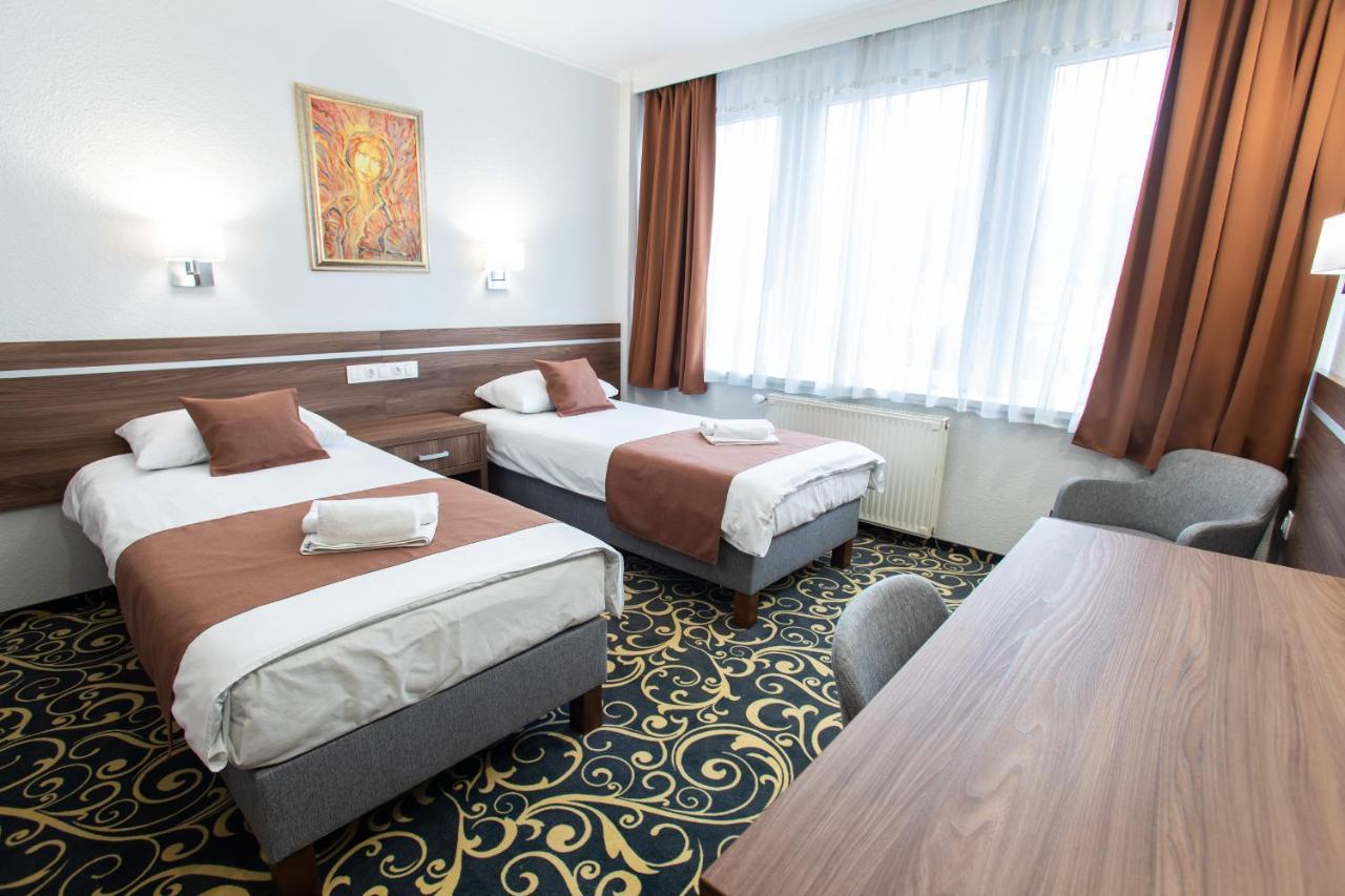 Hotel Arpad Tatabánya Exterior foto