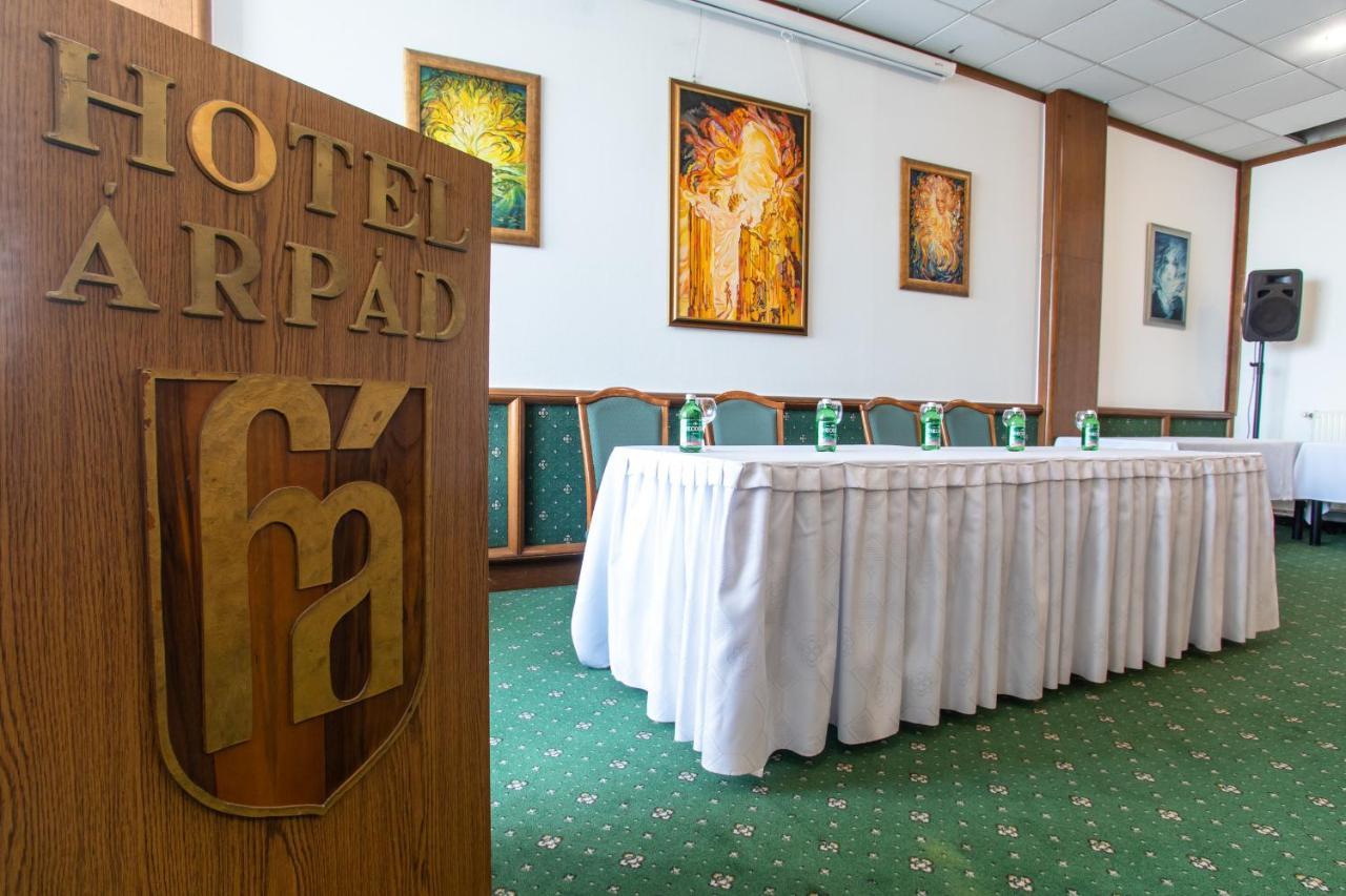 Hotel Arpad Tatabánya Exterior foto