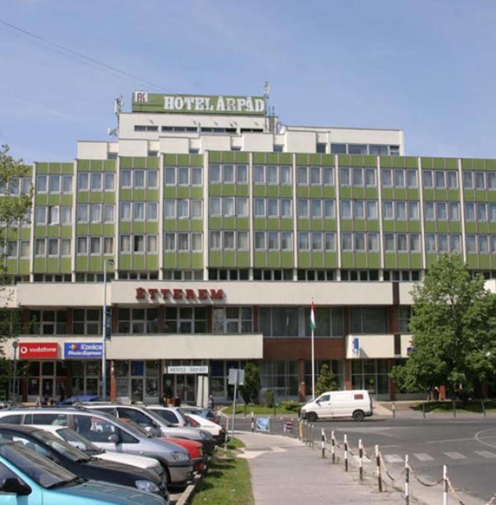 Hotel Arpad Tatabánya Exterior foto